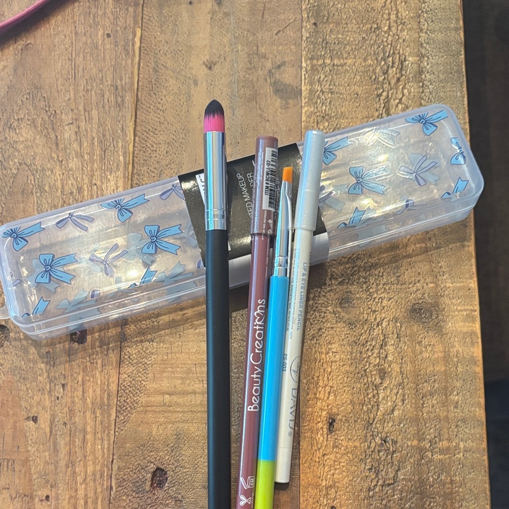 Beauty Creations brush case  with Blue bow 2 brush lip liner